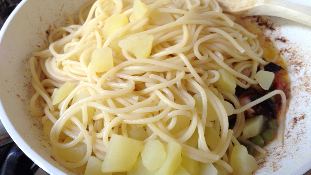 Aboquem les patates i la pasta a la paella