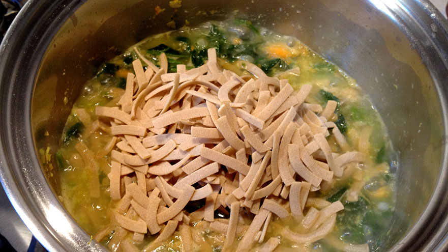 Afegim la pasta a la sopa de cigrons i espinacs