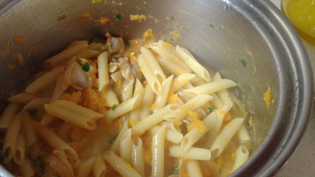 Aboquem la pasta al cassó amb la carbassa