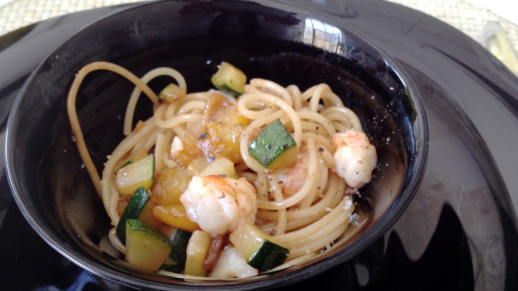 Spaghetti amb gambes, carbassons i mango