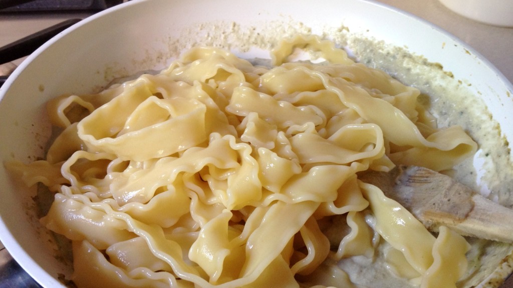 Aboquem la pasta escorreguda a la paella