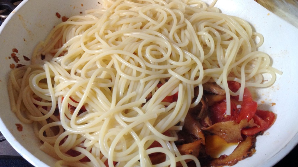 Aboquem els espaguetis a la paella