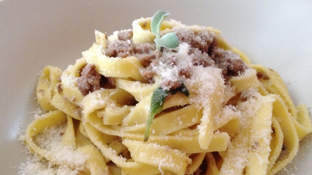 Tagliatelle alla bolognese bianca - Piccola Cucina Italiana