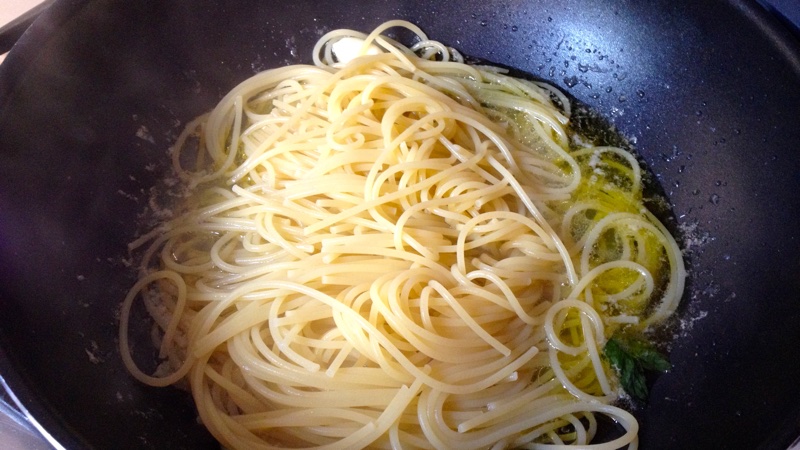 Espaguetis amb musclos i limona