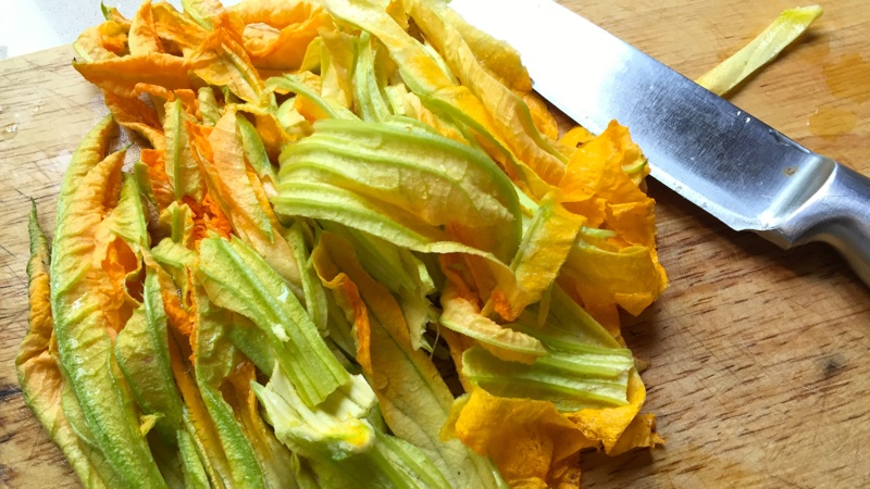 Pasta amb carbassons i les seves flors