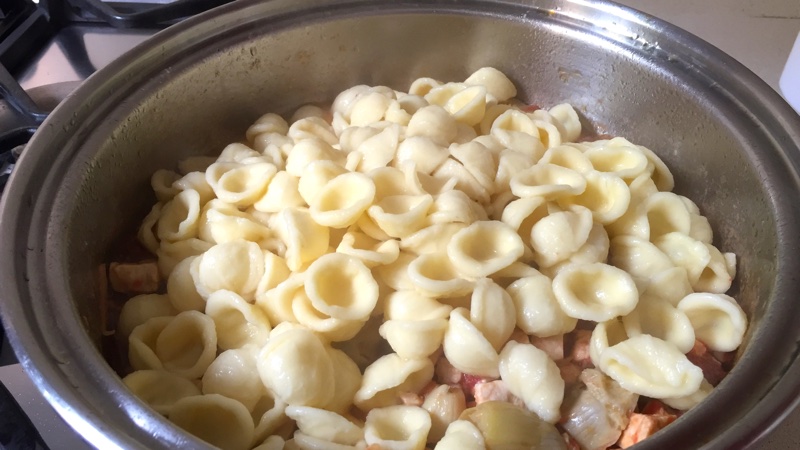 Pasta amb peix espassa